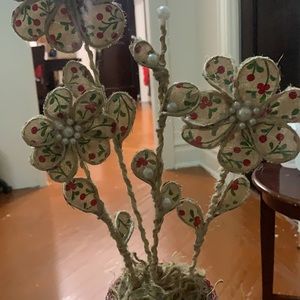 Echo a mano con tela y envase de hilo